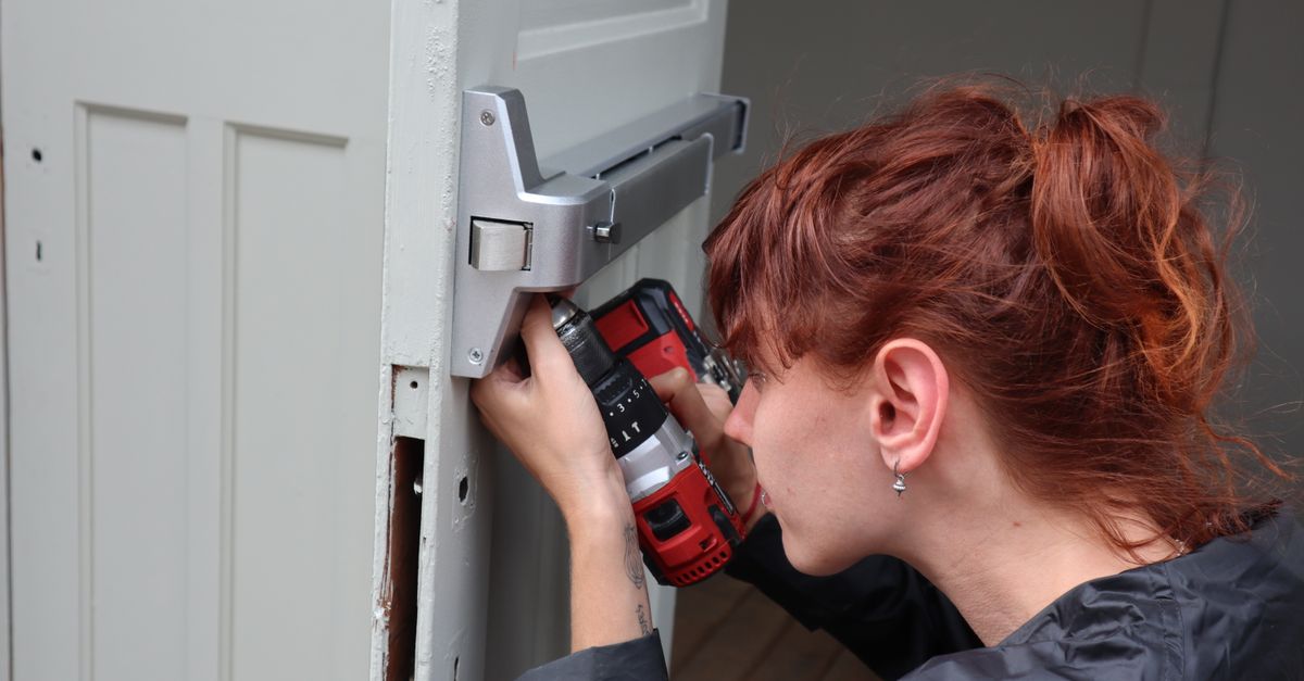 locksmith service technician — Douglaston Locksmith